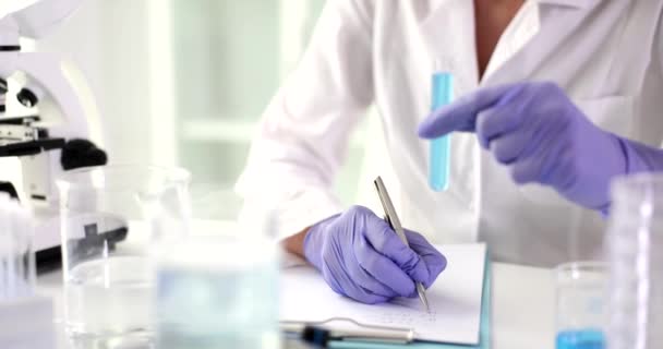 화학자들은 실험실에서 분석을 과학자들은 시험관에 액체와 치료를 실험용 물질로 실험을 — 비디오