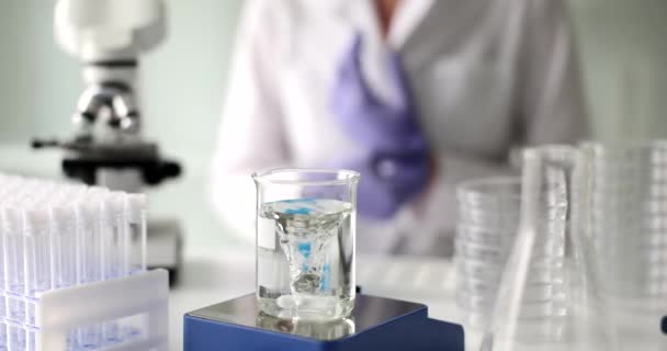 Air Cair Transparan Dalam Labu Kaca Dan Pemurnian Air Magnetik — Stok Video