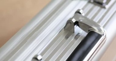 İş çantası konsepti için güvenlik kodu. Kadın eli, şifreli kilitle çantayı açar.