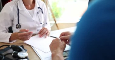 Doktor klinikteki hastanın tıbbi verilerini inceliyor. Hastanın tıbbi muayenesinin sonucu