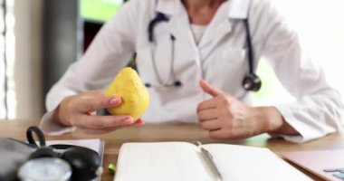 Bilim adamı beslenme alanında besin eğitimi alıyor ve meyve yemesini tavsiye ediyor. Sağlıklı diyet önerisi