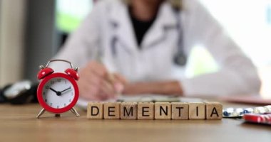 Doktor masasında çalar saat ve kelime bunaması var. Beyin hastalıkları ve yaşlanma süreçleri problem ve çözümler kavramı