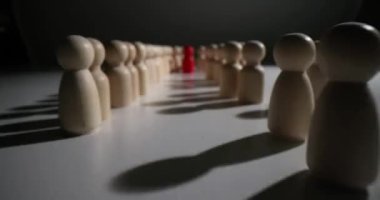 Birçok sıradan tahta insan figürlerinde kırmızı figür. Bireysellik ve farklılık kavramı