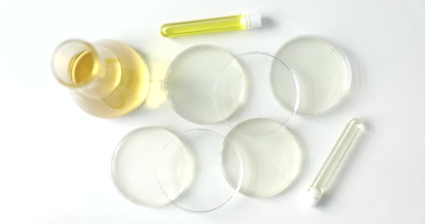 Szklane Probówki Żółtym Płynem Chemicznym Zbliżeniu Laboratoryjnym Sprawdzanie Jakości Przetwarzania — Wideo stockowe