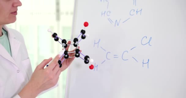 Chimico Mano Tenere Molecole Atomi Disegna Formule Sulla Lavagna Formula — Video Stock