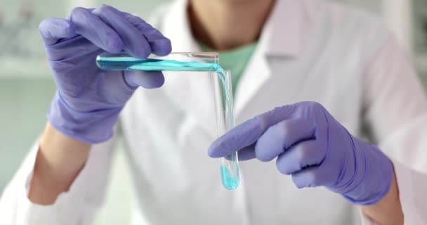 Биолог Химик Наливает Голубую Жидкость Фляжку Крупным Планом Лабораторный Анализ — стоковое видео