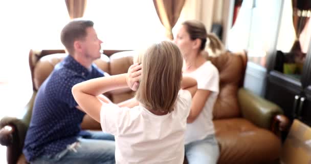 Dziewczynka Zamyka Uszy Tle Przeklinania Rodziców Domu Kwestie Rodzinne — Wideo stockowe