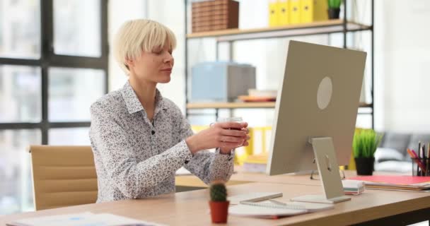 女经理或徐经理在工作场所享用热茶 休息和休息 — 图库视频影像