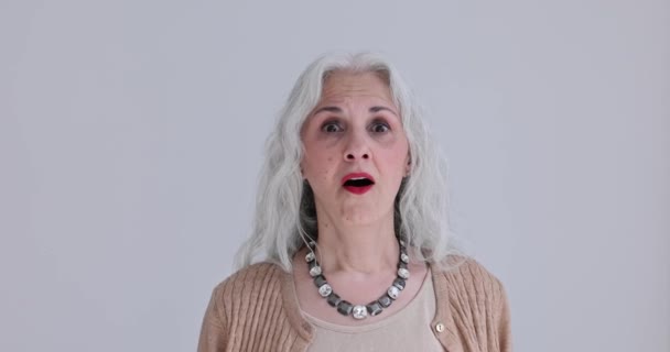 カメラを見ている熱狂的な白人高齢女性の肖像画 取引や昇進に驚くソ女性 — ストック動画