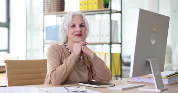 Porträt Einer Lächelnden Eleganten Frau Mittleren Alters Die Büro Tisch — Stockvideo