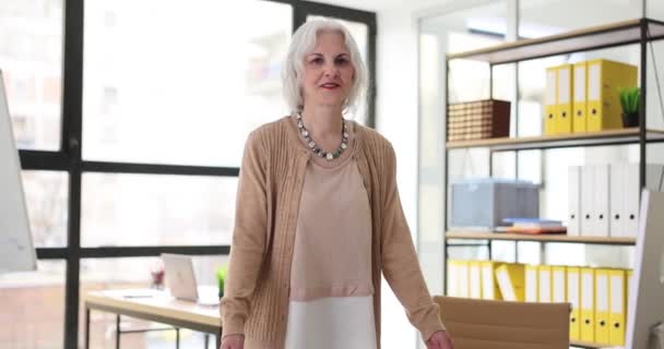 微笑自信 成熟的女性在任 工作场所的年长而自信的女商人 — 图库视频影像