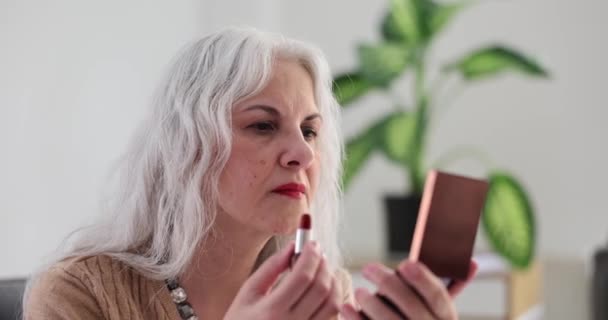 老年妇女用鲜红的口红涂唇 退休妇女的化妆 — 图库视频影像