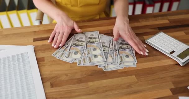 Γυναικεία Χέρια Παίρνουν Μετρητά Από Τραπέζι Στο Γραφείο Χρηματοοικονομικά Κέρδη — Αρχείο Βίντεο