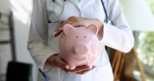 Las Manos Del Terapeuta Mantienen Primer Plano Los Ahorros Médicos — Vídeo de stock