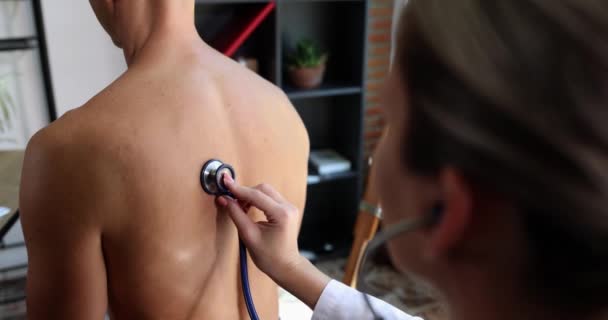 Doktor Kardiolog Vyšetřuje Pacientovy Plíce Stetoskopem Pneumonie Kašel Koncept — Stock video