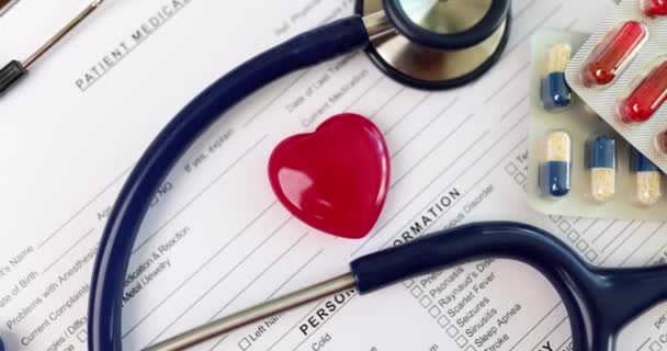 Símbolo Coração Vermelho Estetoscópio Documentos Médicos Prevenção Doenças Cardíacas Cuidados — Vídeo de Stock