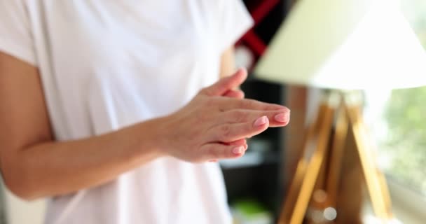 女性は手の痛みに苦しみマッサージをします 女性の手の閉鎖マッサージ過労腕 — ストック動画