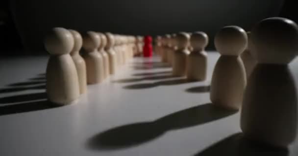 Rote Figur Reihe Mit Vielen Gewöhnlichen Holzfiguren Individualität Einzigartig Und — Stockvideo