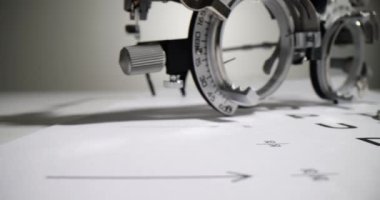 Düzeltici lens gözlüğü, göz doktoru ve göz doktoru konsepti. Optik gözlük seçimi