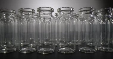 Sıvı numune dağıtmak için birçok cam şişe ve laboratuvar malzemesi. Aşı üretimi