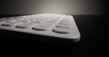 Siyah arka planda beyaz klavye ve siyah harfler. Oyun mekanik klavyeleri
