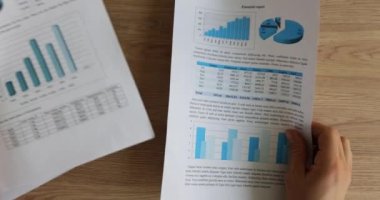 İş zekası istatistikleri ve grafik verileri grafik veritabanındaki tablolarda analistlerin elinde. Yönetici ya da seo iş grafikleri üzerine çalışıyor