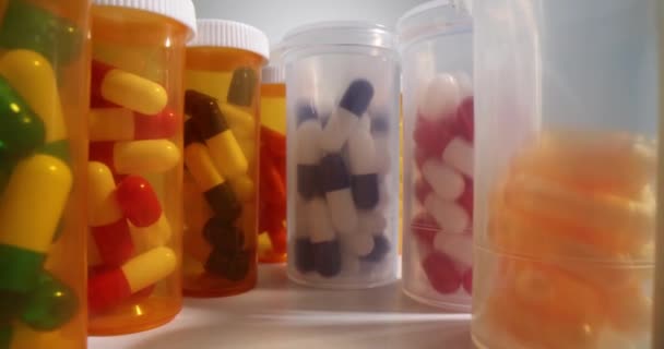 Wiele Różnych Tabletek Plastikowych Słoikach Szarym Tle Biotechnologia Farmaceutyczna — Wideo stockowe