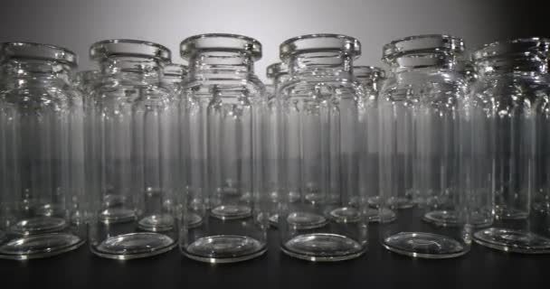 Viele Glasflaschen Und Laborgeräte Für Die Abgabe Flüssiger Proben Impfstoffproduktion — Stockvideo