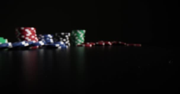 Close Van Dalende Rode Dobbelstenen Casino Chips Zwarte Achtergrond Gokken — Stockvideo