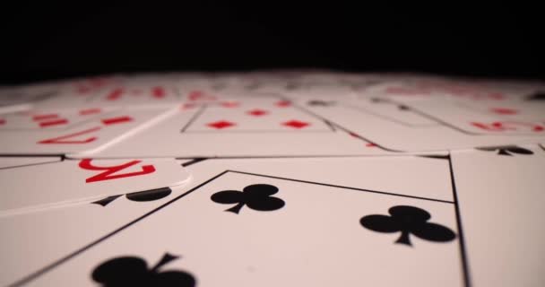 黒の背景にゲームテーブルの上でトランプの山 カジノポーカーゲームと中毒 — ストック動画