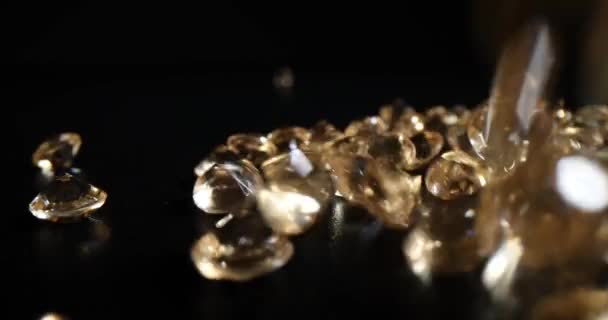 Montón Cristales Gemas Amarillas Diamantes Piedras Preciosas Sobre Fondo Negro — Vídeos de Stock