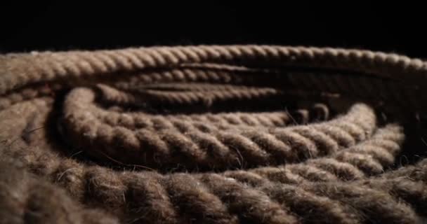 Крупним Планом Морська Мотузка Складена Спіраль Чорному Тлі Крупним Планом — стокове відео
