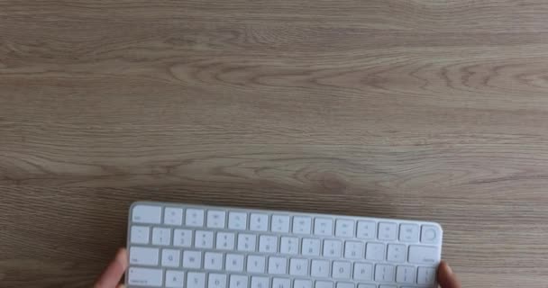 Männliche Hände Legen Weiße Computertastaturen Auf Den Tisch Start Den — Stockvideo