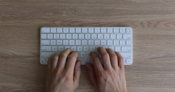 Manos Masculinas Escribiendo Teclado Blanco Utilizando Computadora Lugar Trabajo Vista — Vídeos de Stock