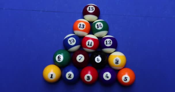 蓝色台球桌上的彩色台球 台球游戏 — 图库视频影像