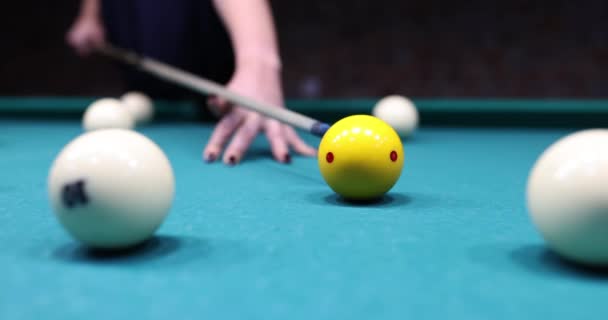 台球桌上的彩色台球 蓝布滚滚 与主杆击球方向不同 美国台球或赌博斯诺克 — 图库视频影像
