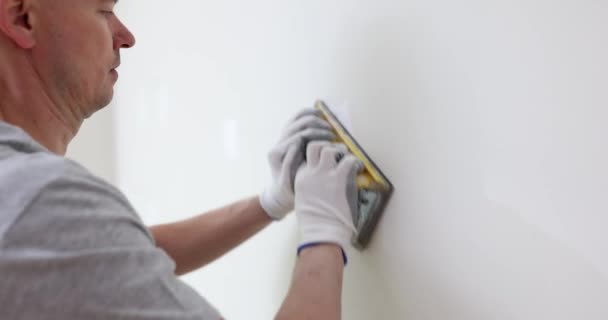 Builder Mastic Plâtre Nettoie Mur Blanc Dans Chambre Constructeur Travaillant — Video