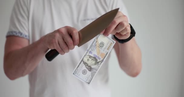 Hombre Corte Billete Dólar Con Cuchillo Afilado Primer Plano Película — Vídeos de Stock