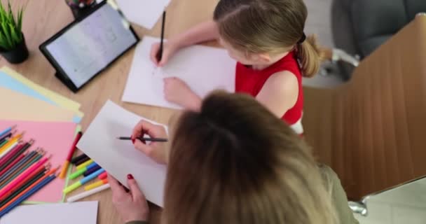 Opettaja Opiskelee Piirtää Lapsen Digitaalinen Tabletti Päiväkodissa Elokuva Hidastettuna Kouluopetuksen — kuvapankkivideo
