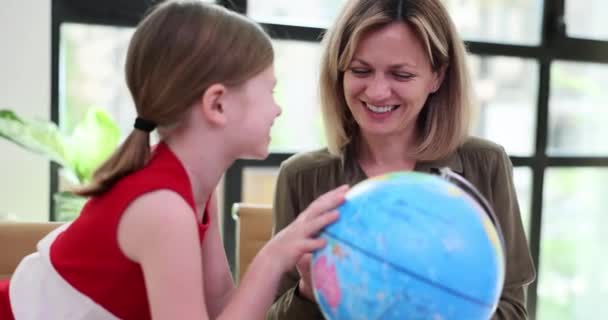 地理老师在4千部电影中展示了全球儿童国家在学校上课的缓慢动作 学前教育的概念 — 图库视频影像