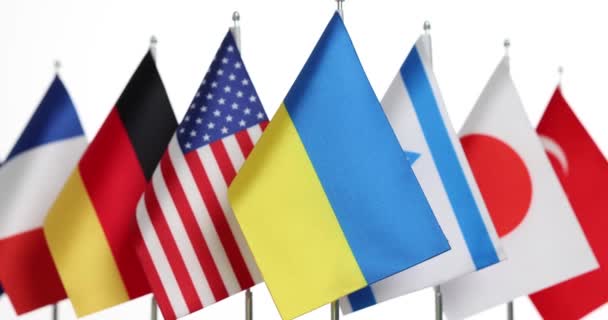 Bendera Ukrain Berdiri Depan Bendera Film Dunia Bantuan Keuangan Kemanusiaan — Stok Video