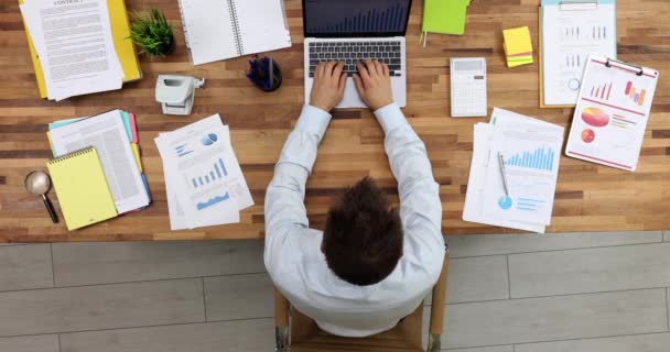 Empresario Escribiendo Teclado Del Ordenador Portátil Cerrando Tapa Final Del — Vídeos de Stock