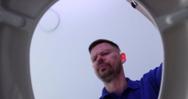 Tuvalet 4K filminden kokain çeken iki adam. Uyuşturucu bulundurma kavramından ceza yargılaması