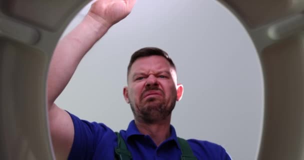 Homme Malheureux Plombier Ouverture Couvercle Des Toilettes Fermeture Nez Raison — Video