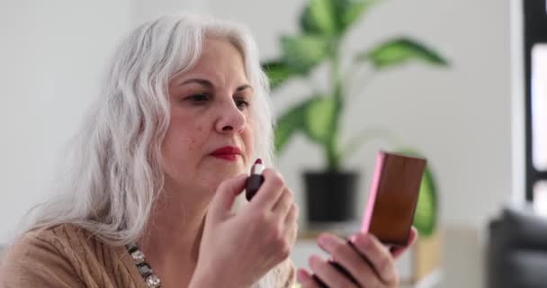 漂亮的老妇人在家里照镜子时涂了红色口红 时髦成熟的女士使用装饰化妆品 智能老化概念 — 图库视频影像