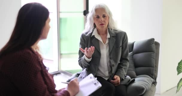Attentiv Psykolog Lyssnar Bekymrade Kvinnliga Patienter Vid Terapisessionen Gammal Kvinna — Stockvideo
