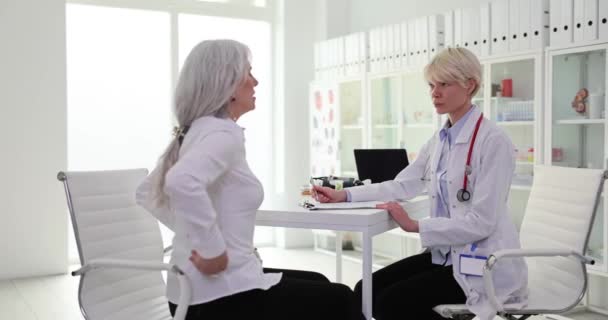 Oudere Vrouw Klaagt Pijn Nieren Maag Die Handen Legt Pijnlijke — Stockvideo