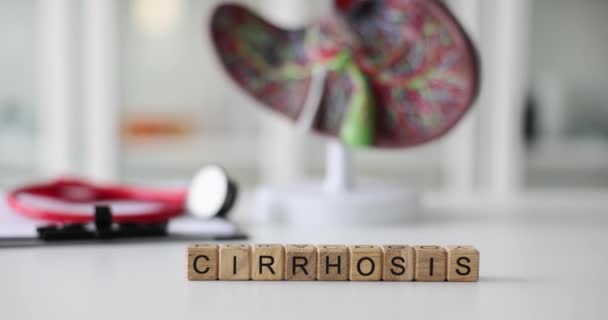 Cirrhosis 단어는 클리닉의 테이블 인공간 모델에 반대하는 블록으로 만들어 관리의 — 비디오