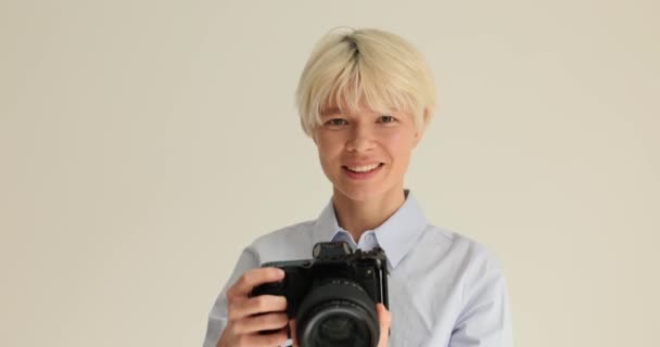 Vrolijke Vrouw Met Geverfd Blond Haar Glimlacht Maakt Foto Met — Stockvideo