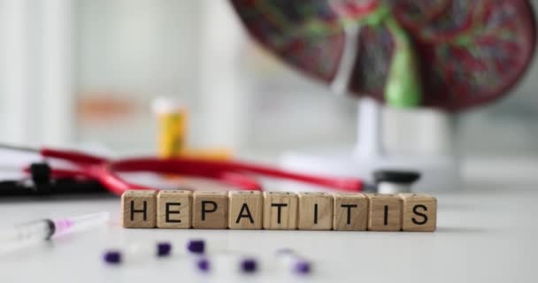 Palabra Hepatitis Construida Cubos Madera Contra Modelo Artificial Hígado Mesa — Vídeos de Stock